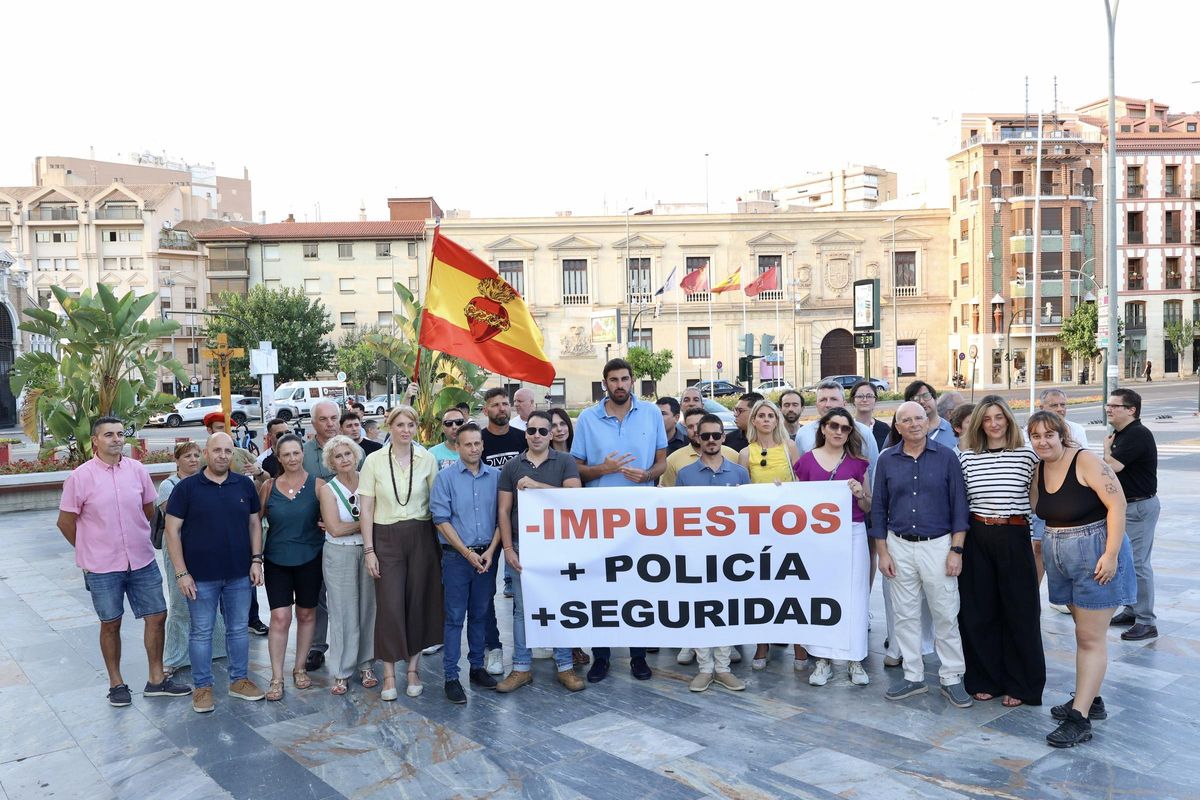 Los manifestantes, entre ellos José Ángel Antelo, líder de Vox en la Región, en la entrada del Malecón.