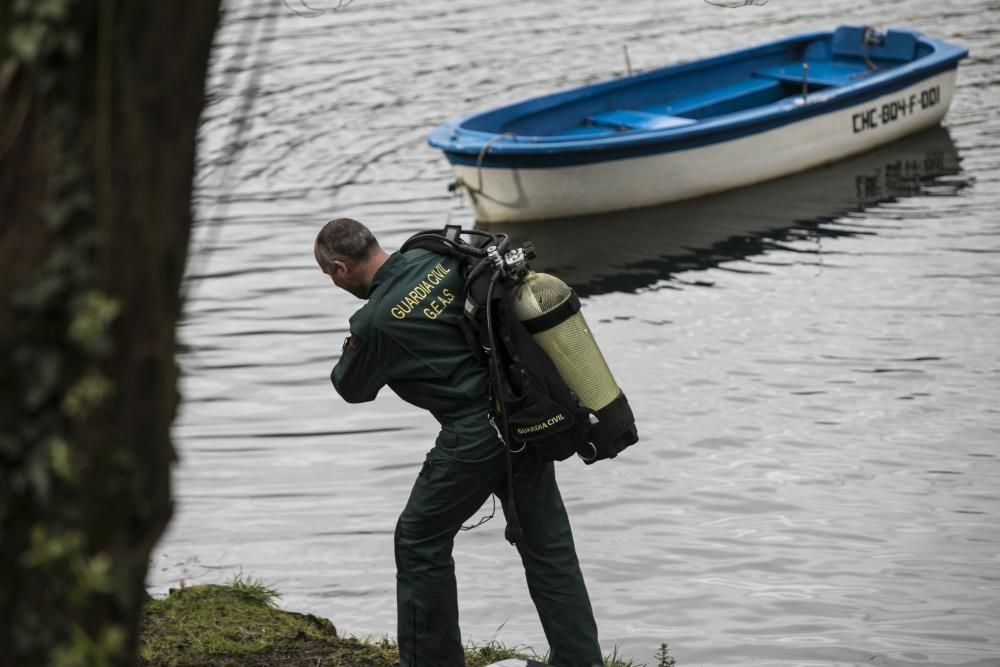 Los agentes siguen buscando en el pantano pruebas del asesinato de Paz Fernández