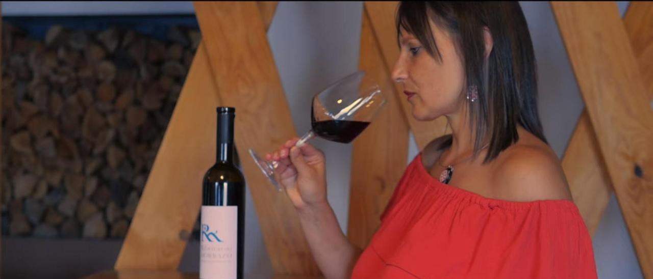 La sumiller Maira Ratón, protagonista de la pieza recreando una cata.