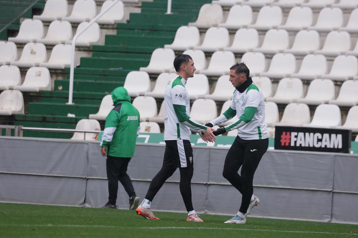Carracedo y Vilarrasa se felicitan tras el gol del lateral zurdo.