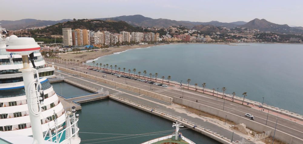 El lujoso interior del buque, de la compañía Royal Caribbean, que ha hecho escala en el puerto de Málaga