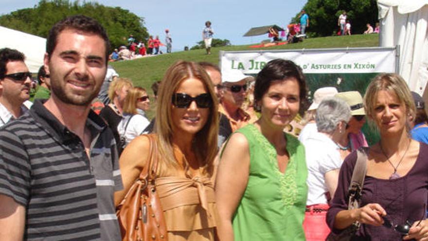 A la izquierda, la alcaldesa, Carmen Moriyón, segunda por la derecha, en la «jira»