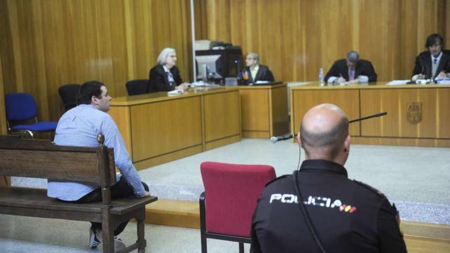 El acusado, ayer, en el banquillo de la Audiencia Provincial de A Coruña.
