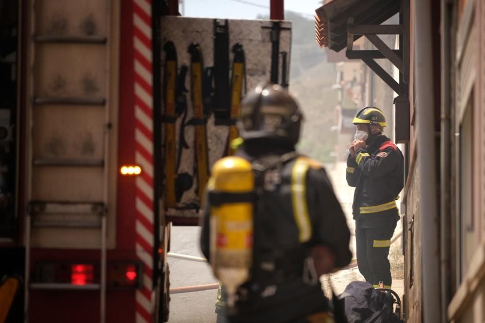 Columna de humo negro en El Tablero