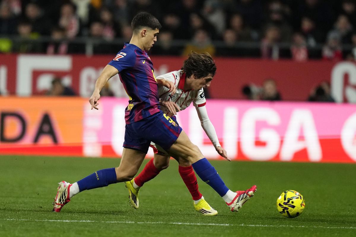 Pau Caubarsí pelea un balón con Bryan Gil.