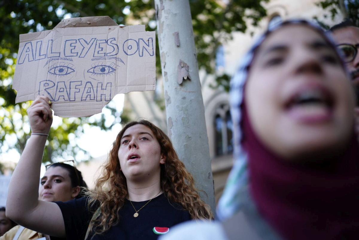 Concentración delante de la Universitat de Barcelona en la Gran Vía, bajo el lema Todos los Ojos sobre Rafah, para denunciar el genicidio del estado de Israel contra la población palestina de Gaza