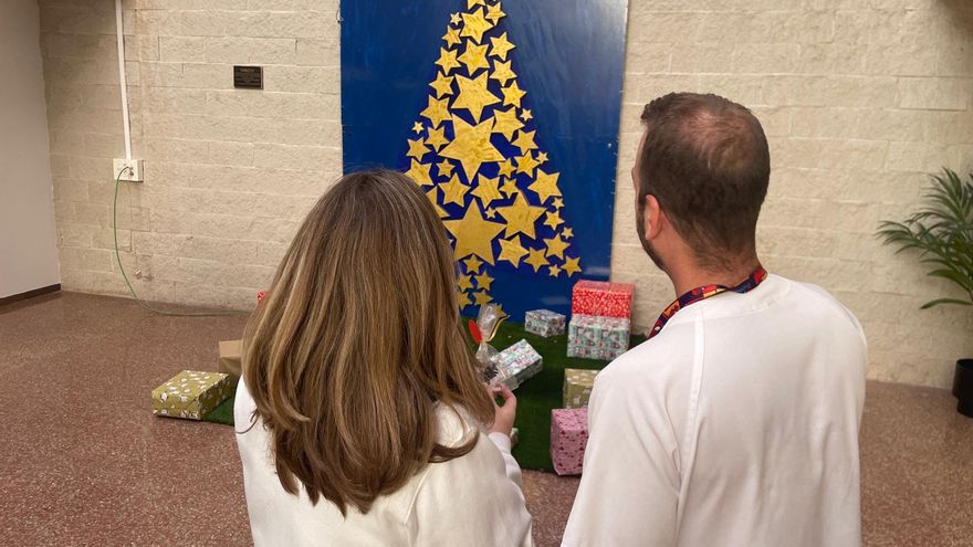 Un árbol de palés y materiales de uso farmacéutico adorna la Navidad en el Hospital de Sant Joan
