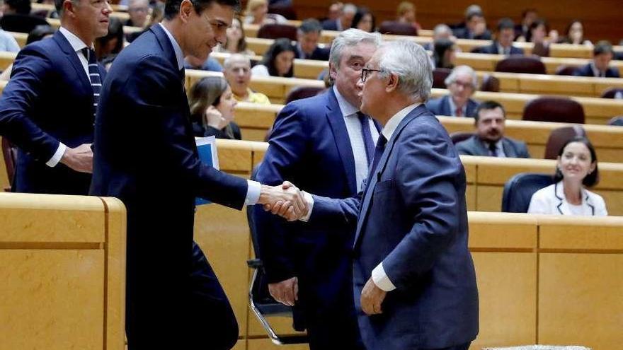 Sánchez saluda al senador del PP Javier Arenas, ayer, durante el Pleno de la Cámara alta. // Efe