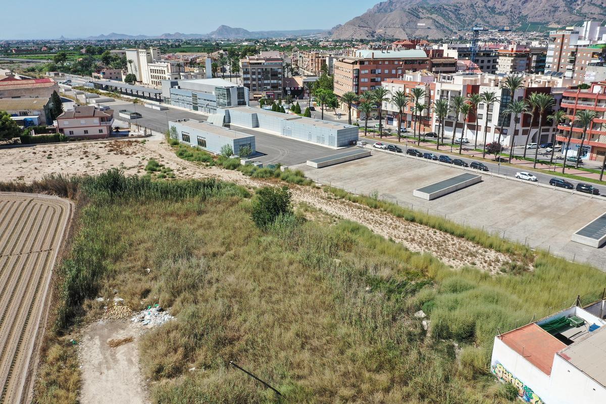 Imagenes de la zona 12 que el Ayuntamiento quiee reordenar como área comercial entre las carreteras de Arneva y Bigastro y la losa del Ave