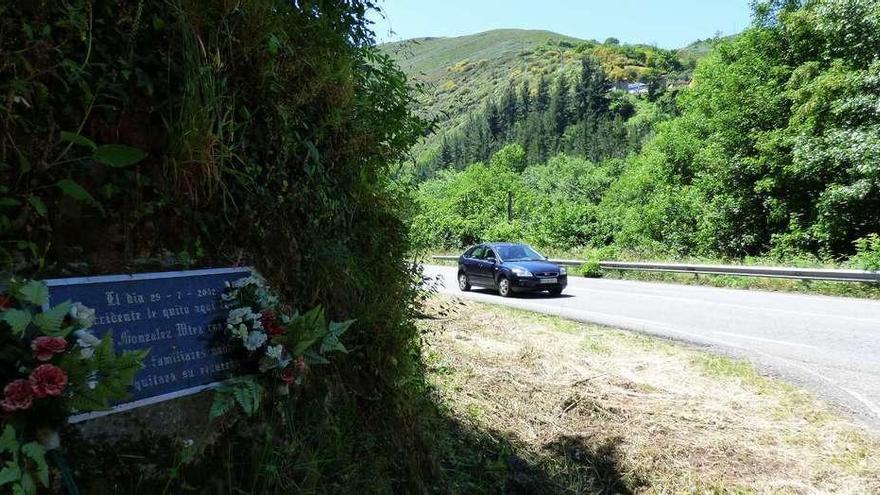 Placa en el talud de la curva donde se produjo el accidente para recordar la muerte de Carlos González Martínez.