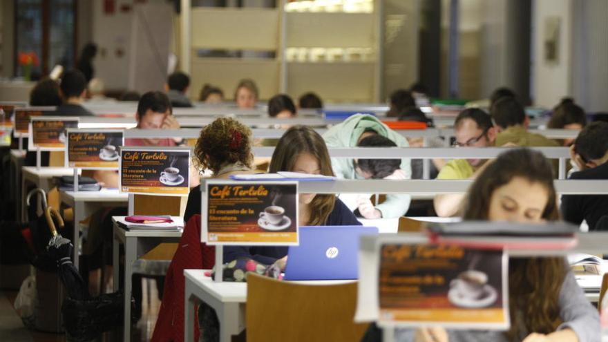 Estudiantes en una biblioteca.