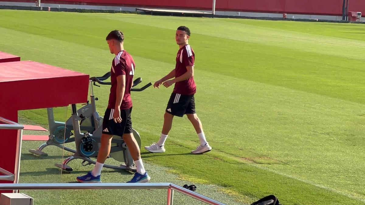 Rubén Vargas e Iker Muñoz hacen trabajo específico en el entrenamiento del Sevilla FC en el Ramón Sánchez-Pizjuán