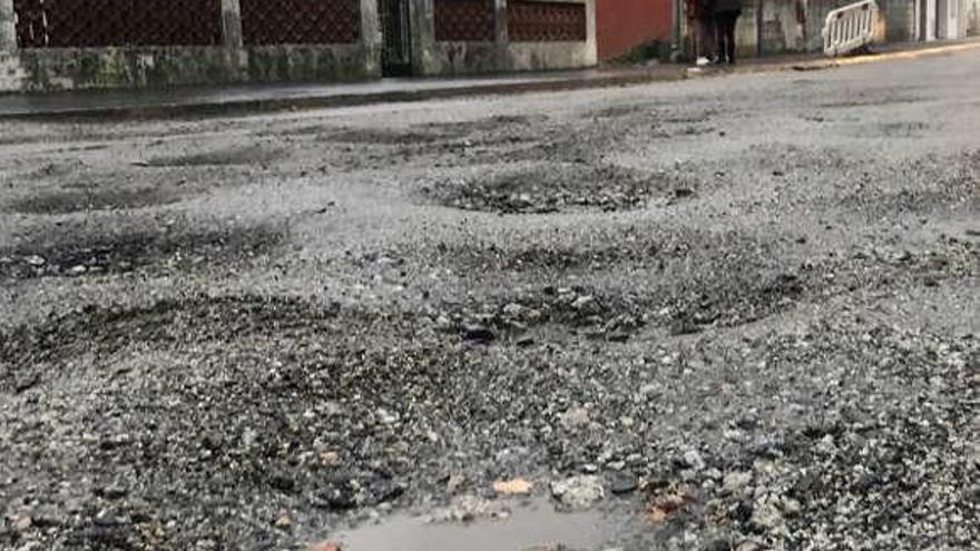 La deteriorada avenida de Alexandre Bóveda. // Muñiz