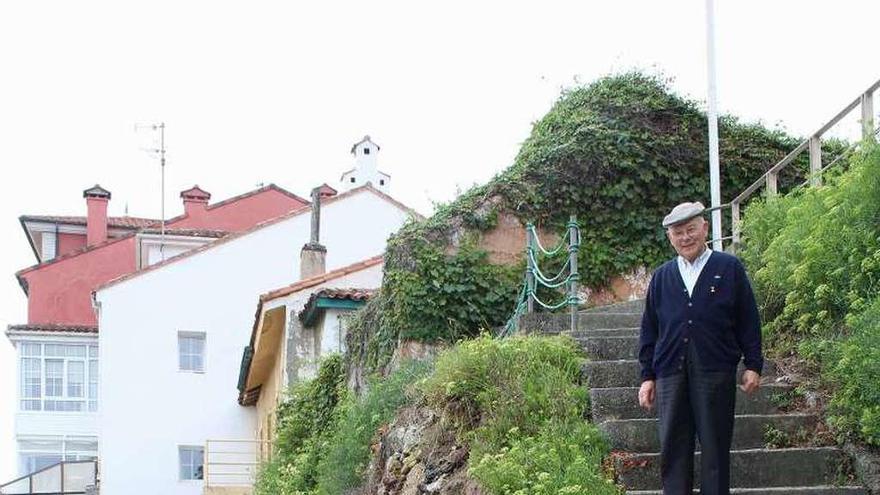 Cipriano Díaz, ayer, en las escaleras de acceso al pedrero, junto al argayo.