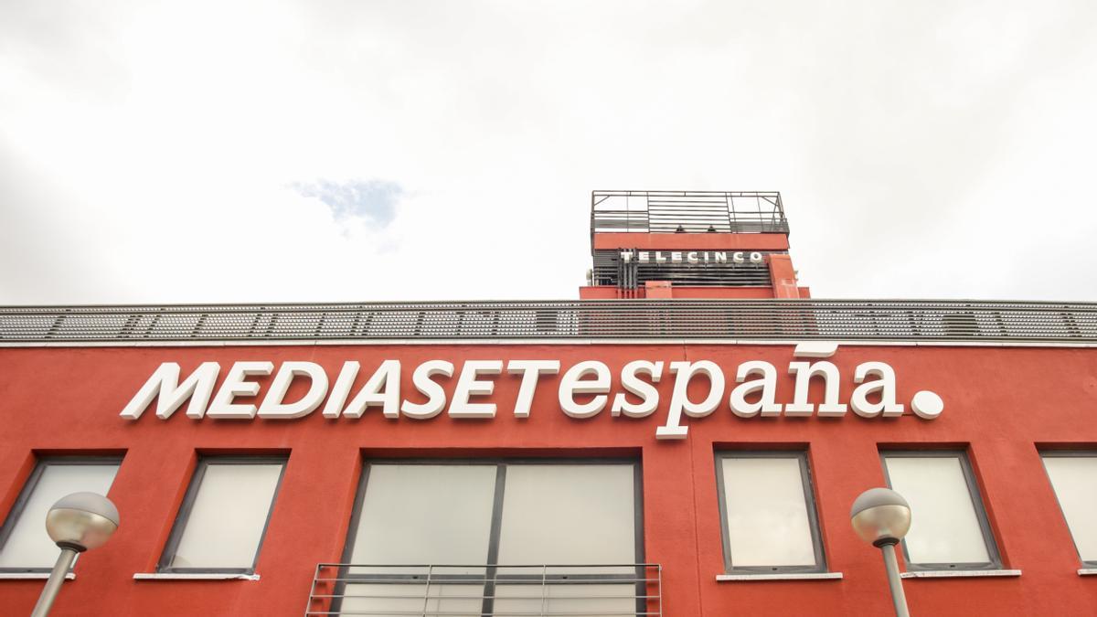 Cartel de Mediaset España en la Sede de Telecinco, en Madrid (España).