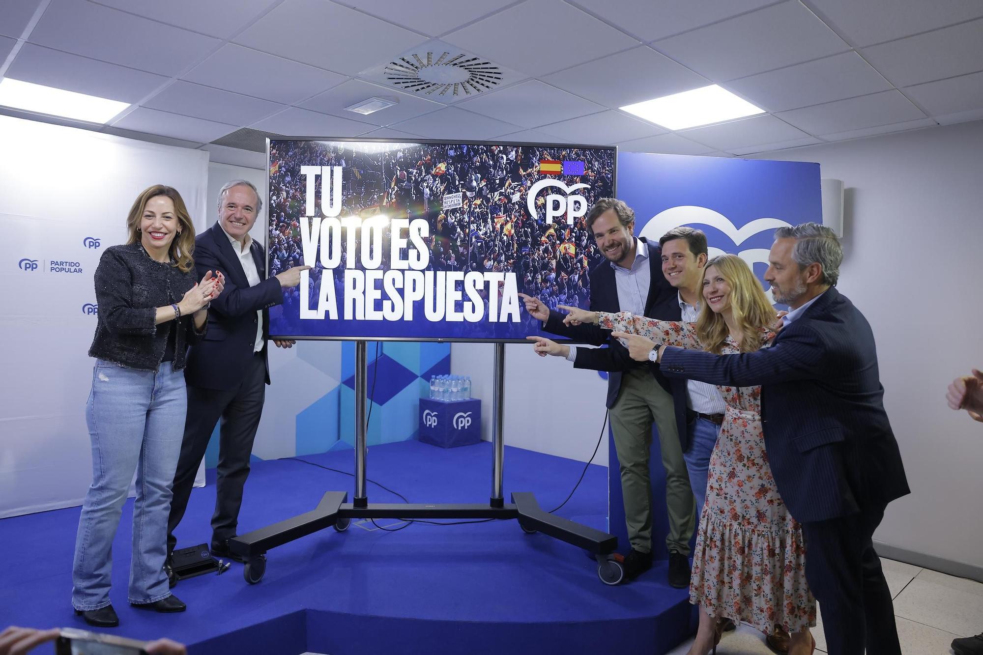 El PP, con el candidato Borja Giménez Larraz pegado a la televisión a la derecha de la imagen