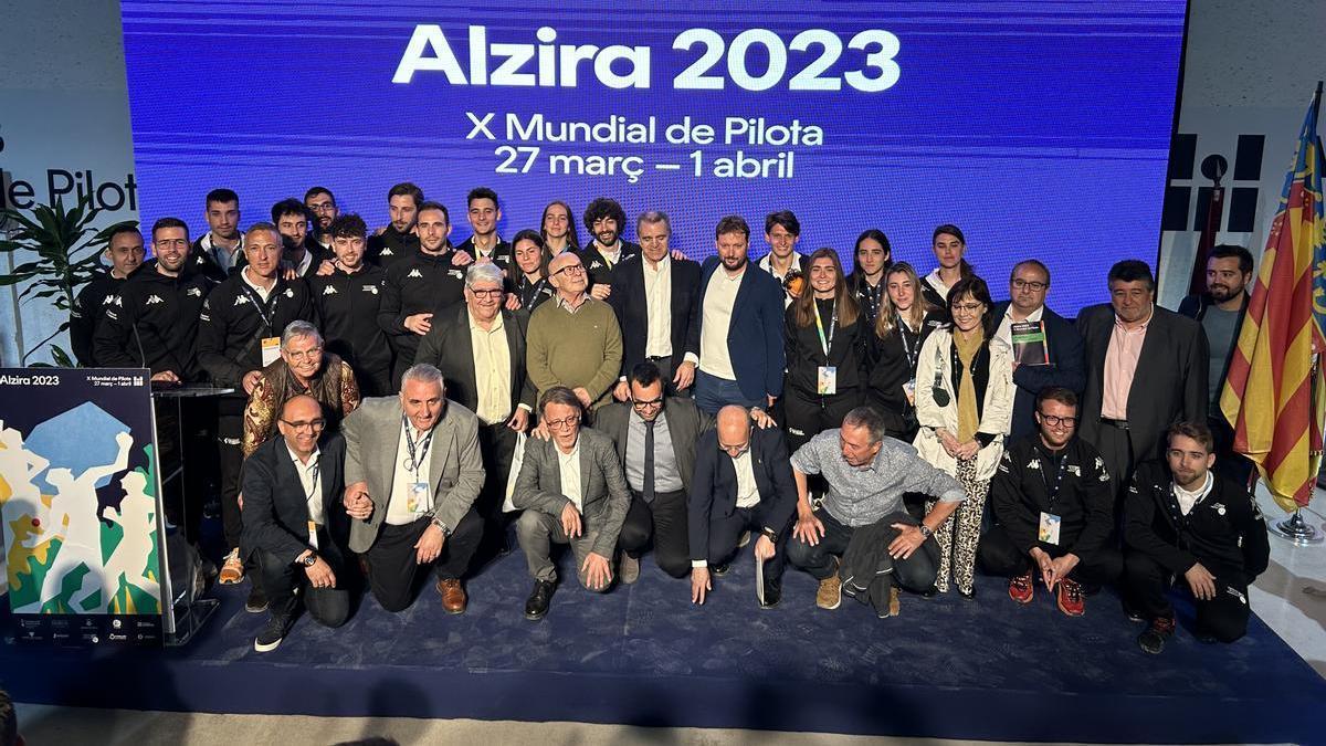 Gran foto de família abans que comence la competició del Mundial a Alzira.