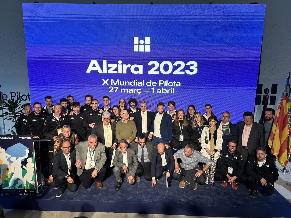 Gran foto de família abans que comence la competició del Mundial a Alzira.