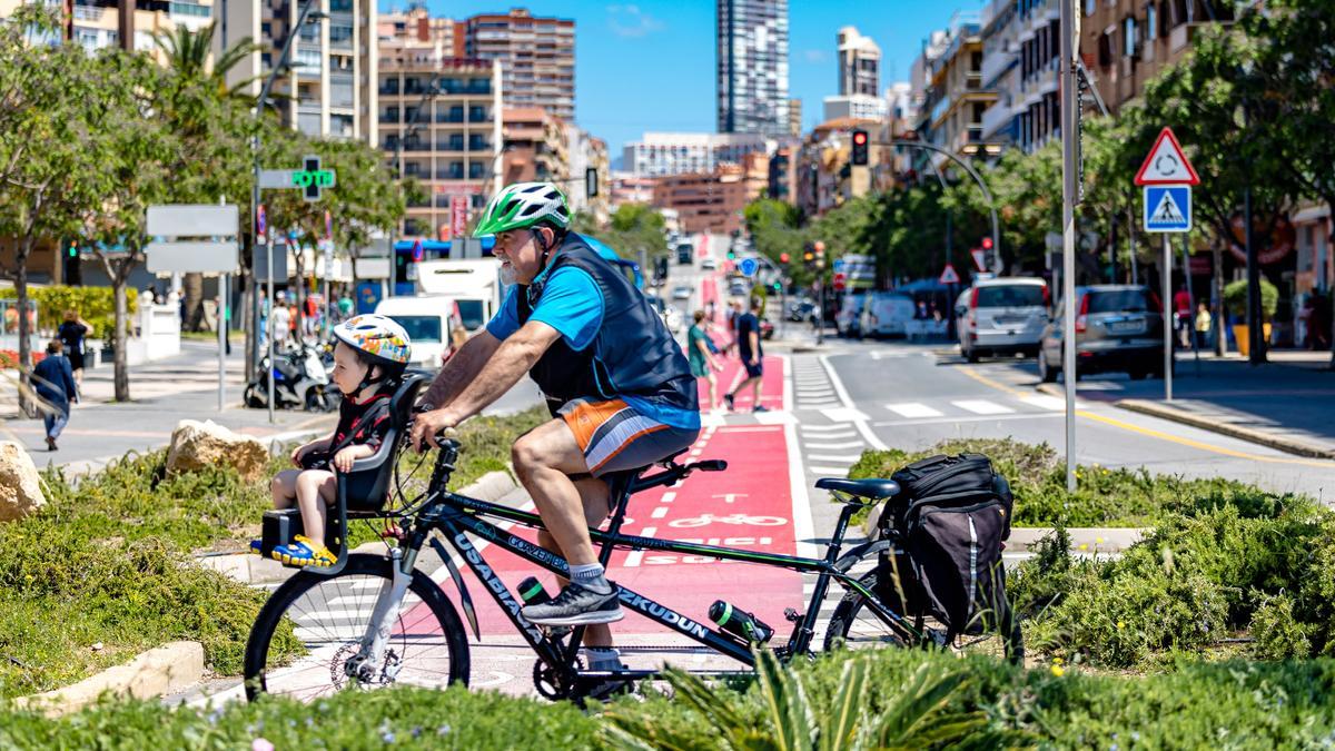 Un ciclista por uno de los carriles bici de Benidorm.