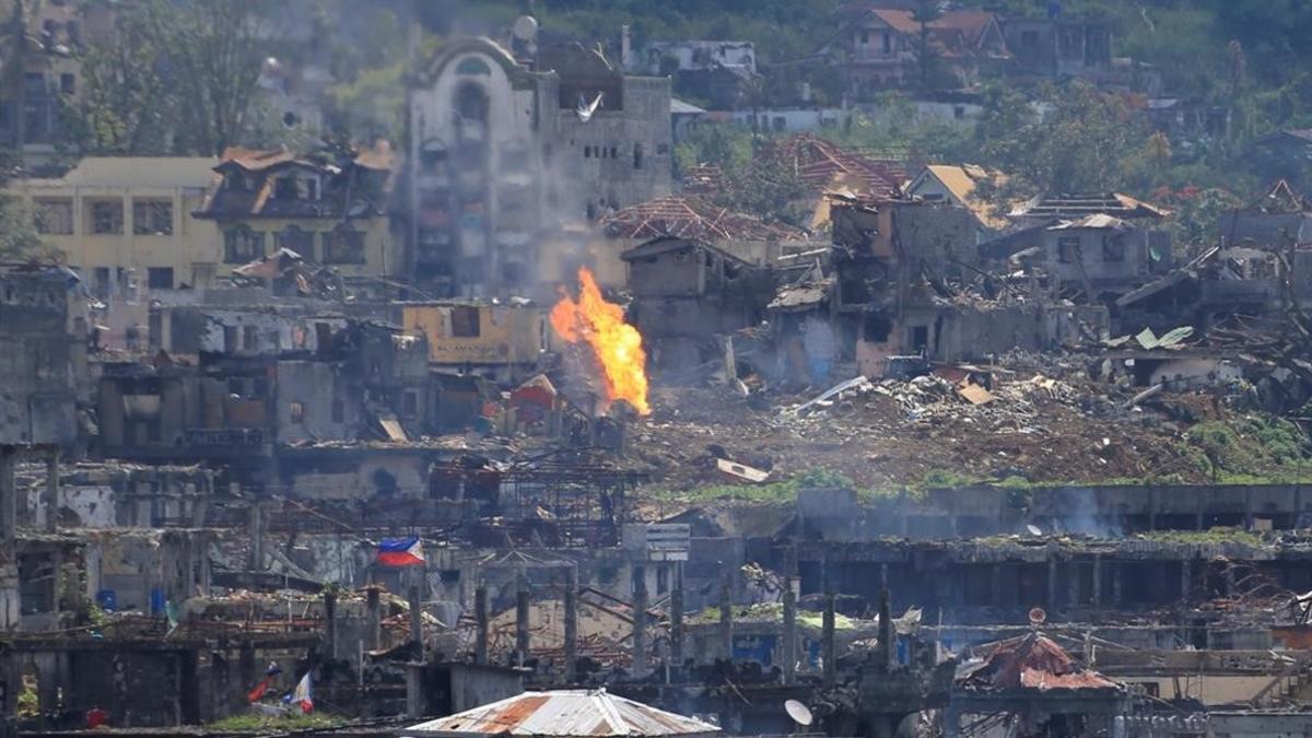 zentauroepp40652420 flame rises as damaged buildings are seen after government t171023105327