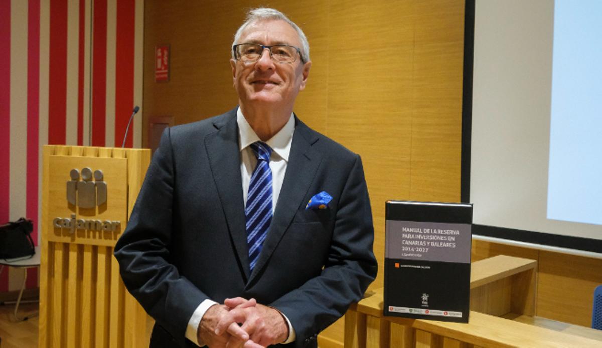El economísta, fiscalista y experto en el REF Salvador Miranda, junto a su libro.
