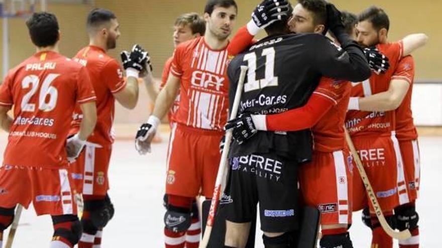 Els jugadors del Citylift Girona s&#039;abracen abans del partit de dissabte contra el Caldes.