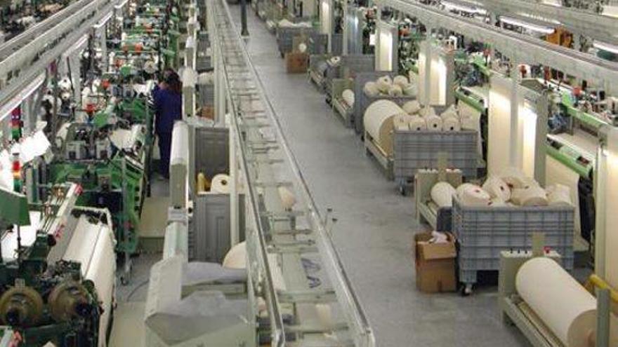 Vista dels telers d&#039;una teixiduria en una fàbrica tèxtil