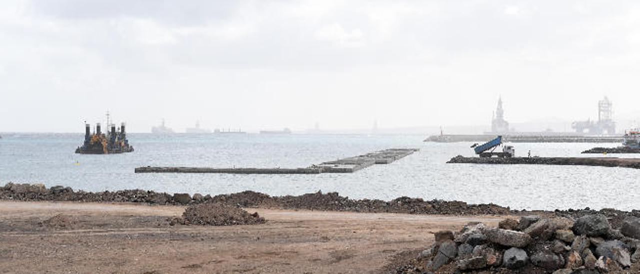 El Puerto crea muelles para el grano y las plataformas en La Esfinge