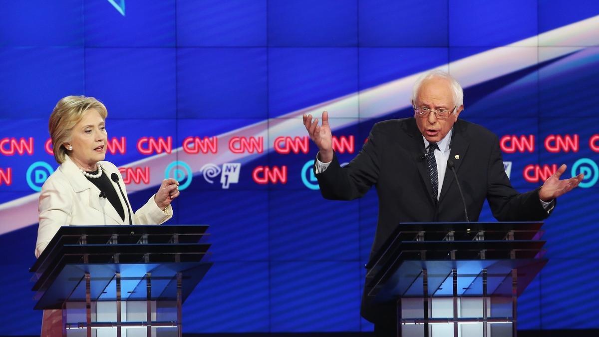 Hillary Clinton y Bernie Sanders, durante el debate demócrata organizado por la CNN.