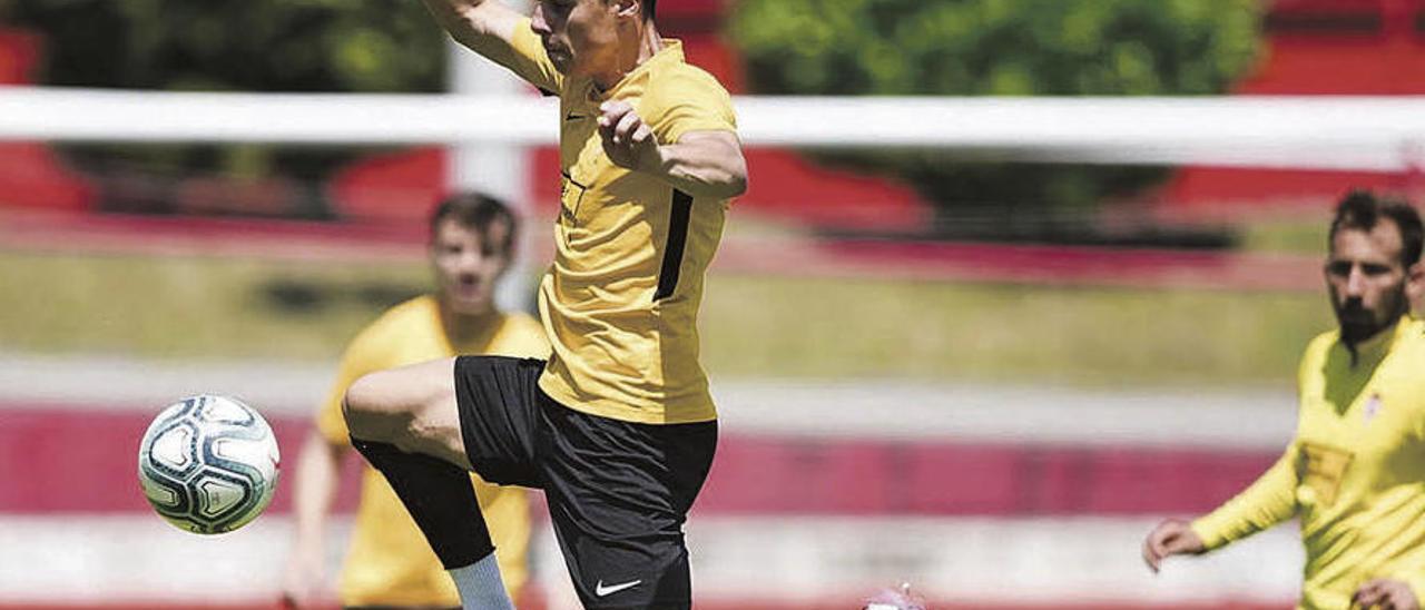 Gaspar se dispone a golpear el balón durante un entrenamiento.