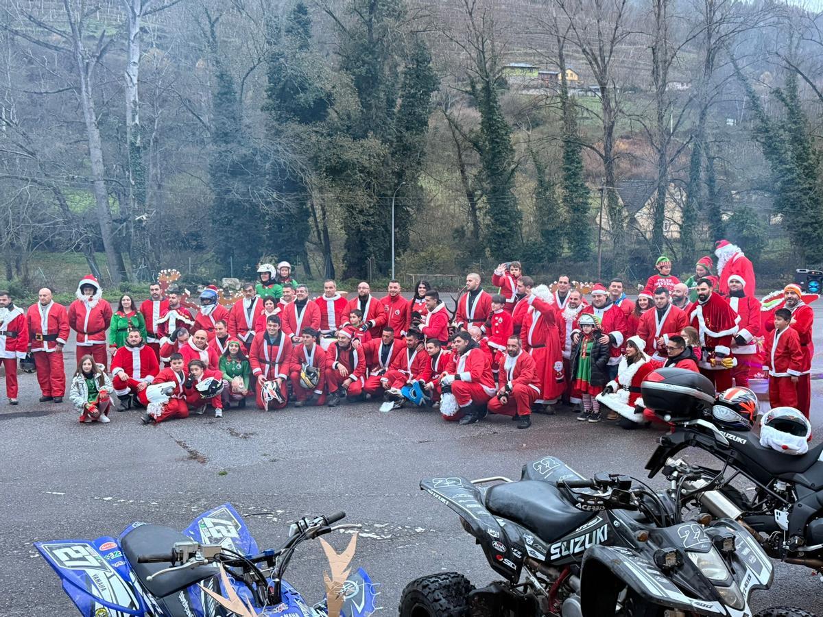 Papanoelada motera y solidaria en Cangas del Narcea