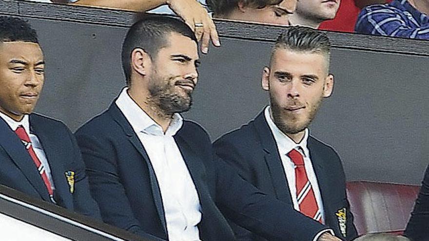 De Gea (d) en la grada de Old Trafford, ayer, junto a Valdés.