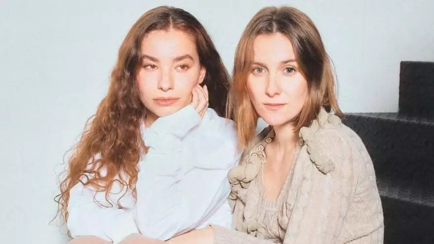 Fillas de Cassandra soben a un Vitrasa para promocionar «Tertúlia», o seu novo álbum