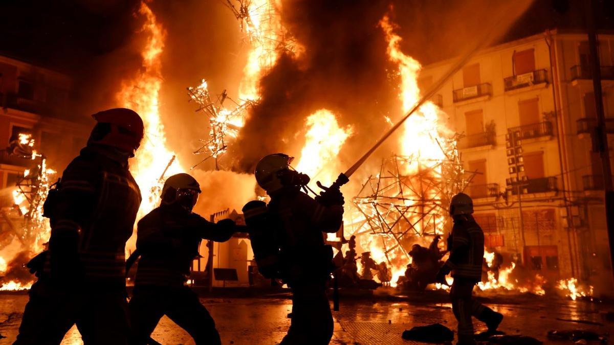 Bomberos en la &quot;cremà&quot; de València (foto archivo)