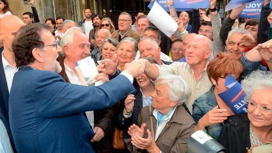 Rajoy saluda a los pontevedreses a las puertas del Teatro Principal en el mitin electoral del dia 18. // R.V