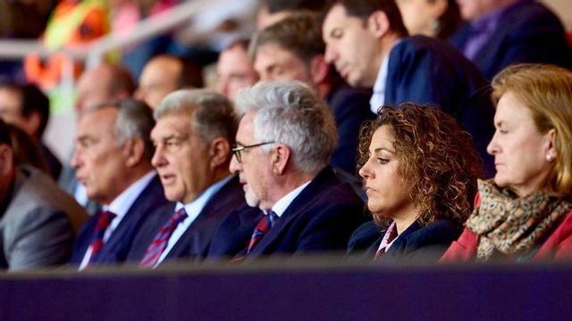 Beatriz Alvarez, presidenta de la Lliga F, al costat de Joan Laporta i Xavi Puig.   | LLIGA F