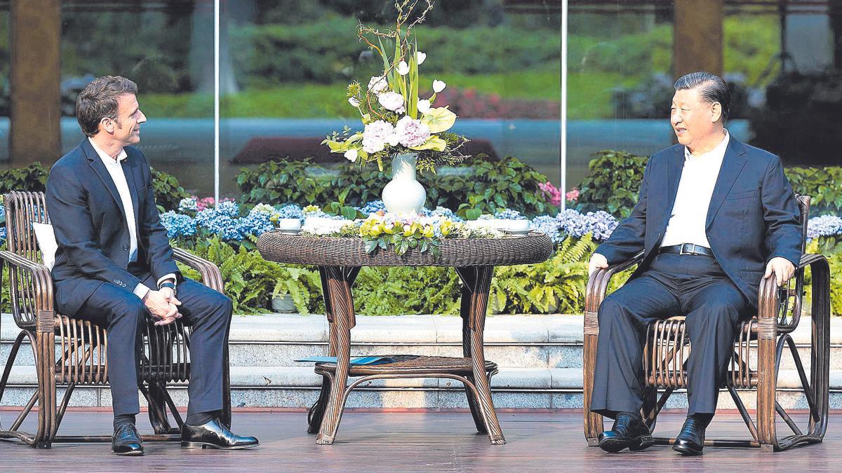 El presidente francés Emmanuel Macron con el presidente de China Xi Jinping en una charla en el Pine Garden en Guangzhou, 2023. 