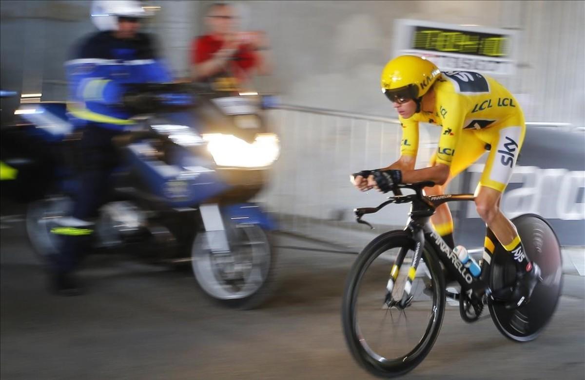 segea39407953 britain s chris froome  wearing the overall leader s yellow 170722192628