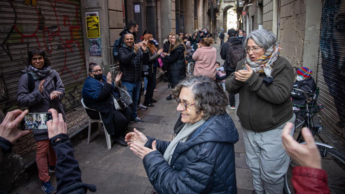 Movilización para impedir un desahucio de una madre con tres hijos la semana pasada en Barcelona.