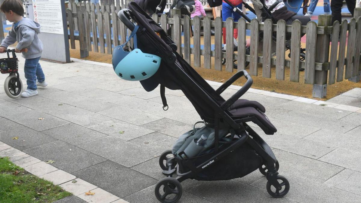 Un carrito con niños al fondo en un parque infantil de A Coruña.
