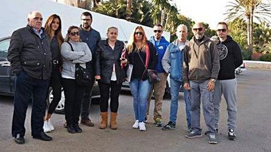 Representantes sindicales de los trabajadores de Pacha, ayer antes de la reunión con la empresa.