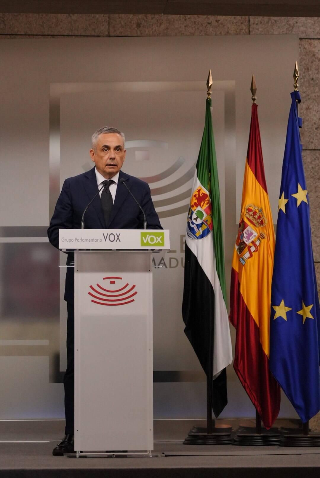 Fotogalería | Los portavoces en rueda de prensa tras el debate sobre el estado de Extremadura