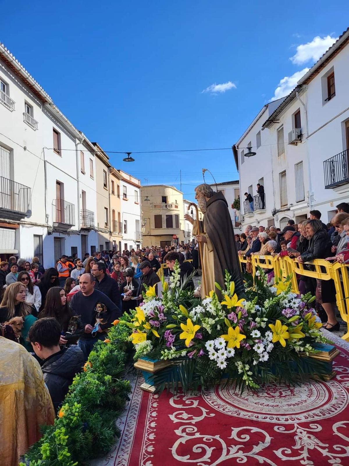 La calle Sant Vicent, llena de gente, en la bendición de animales con el santo Sant Antoni Abad