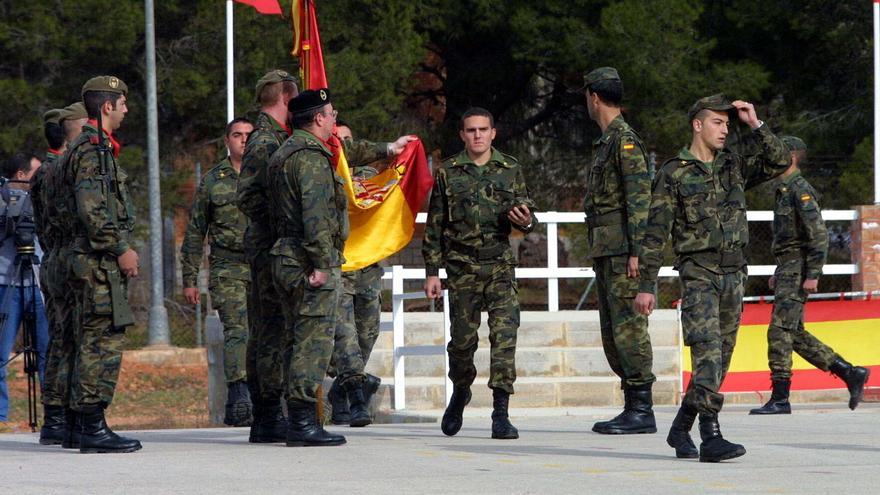Últimos soldados de reemplazo tras hacer la mili en Bétera, en 2001.