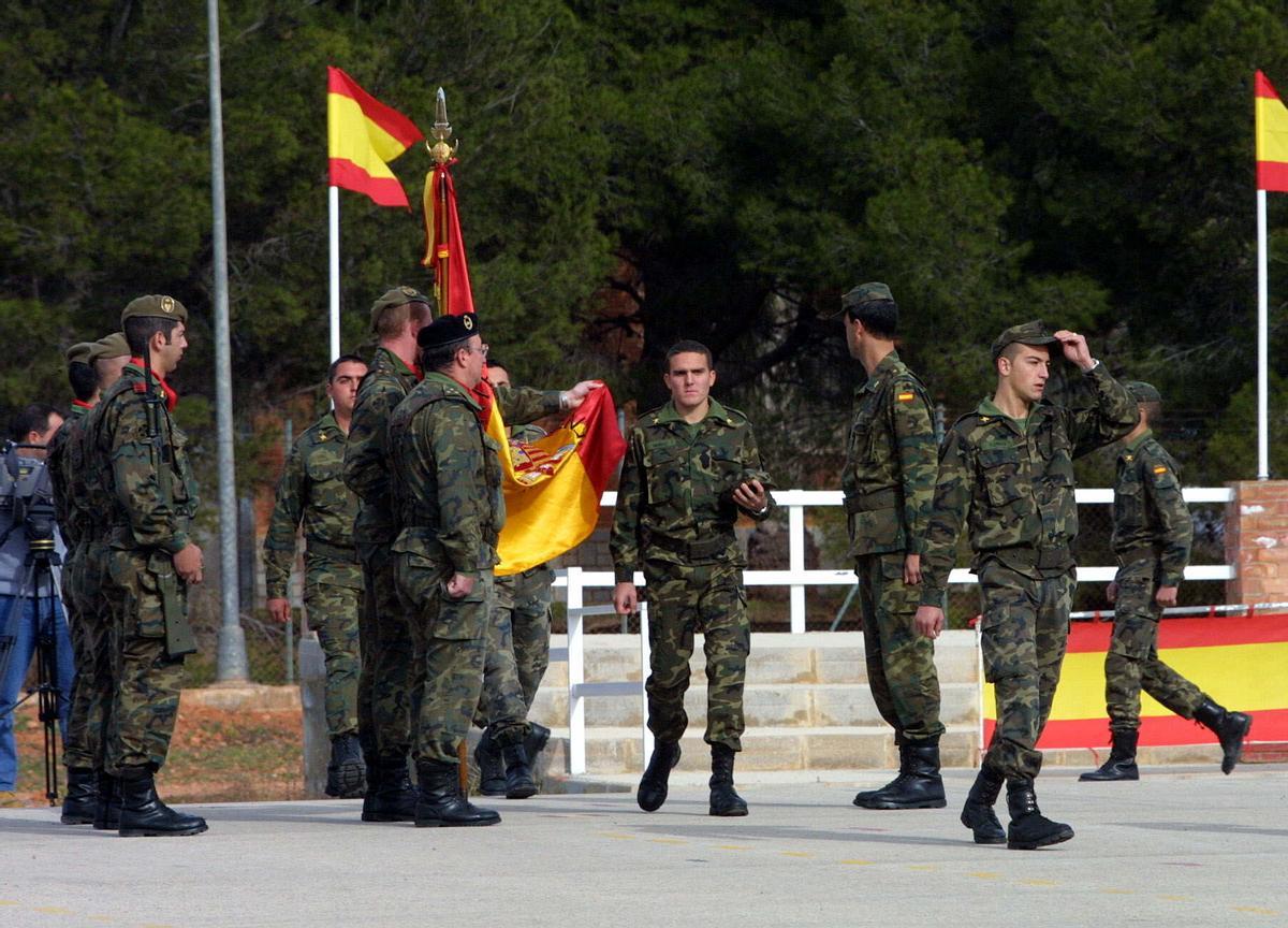 Últimos soldados de reemplazo tras hacer la mili en Bétera, en 2001.