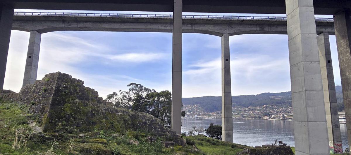 Uno de los senderos recorre las ruinas de la fortaleza de Rande, situada bajo el puente de la autopista.