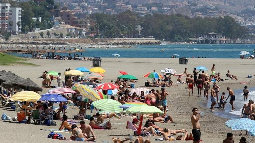 Bañistas ayer en una playa de la capital.