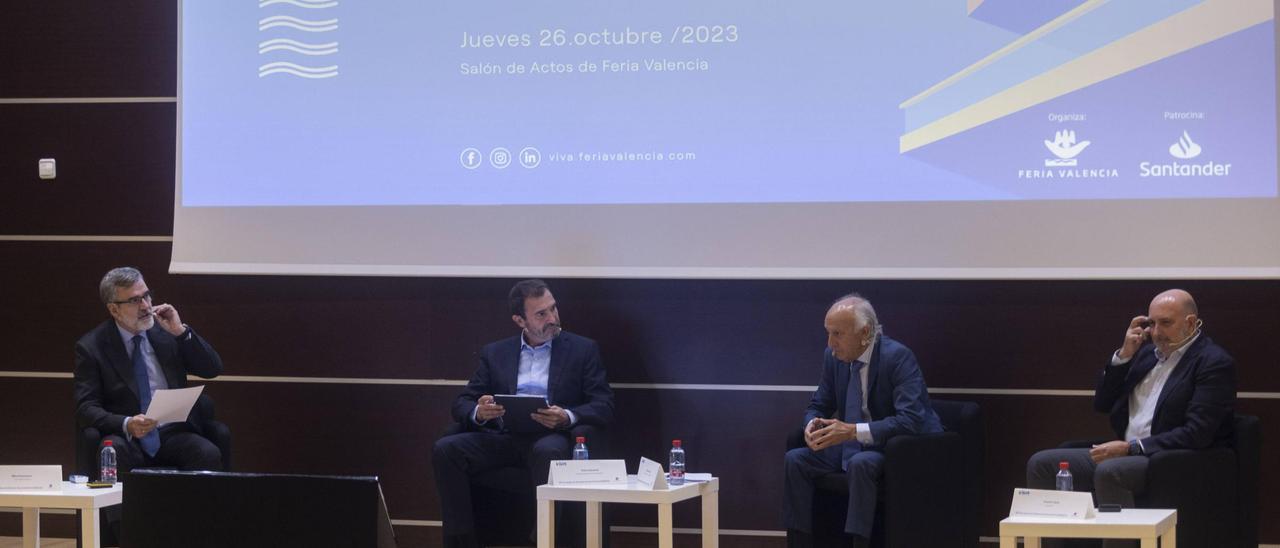 Mikel Echaverre (Colliers), Pedro Soliveres (presidente de la Asociación de Promotores de Alicante), Antonio Olmedo (presidente de la Asociación de Promotores de Valencia) y Vicente Llácer (dueño del grupo Ática).