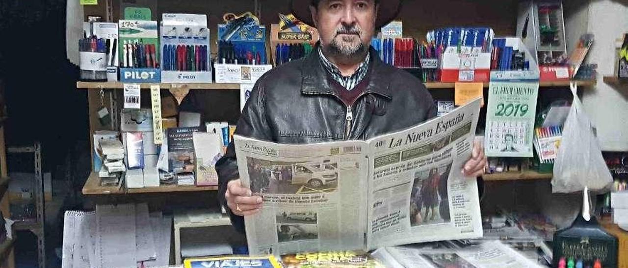 Tino García, en su librería de Villaviciosa.