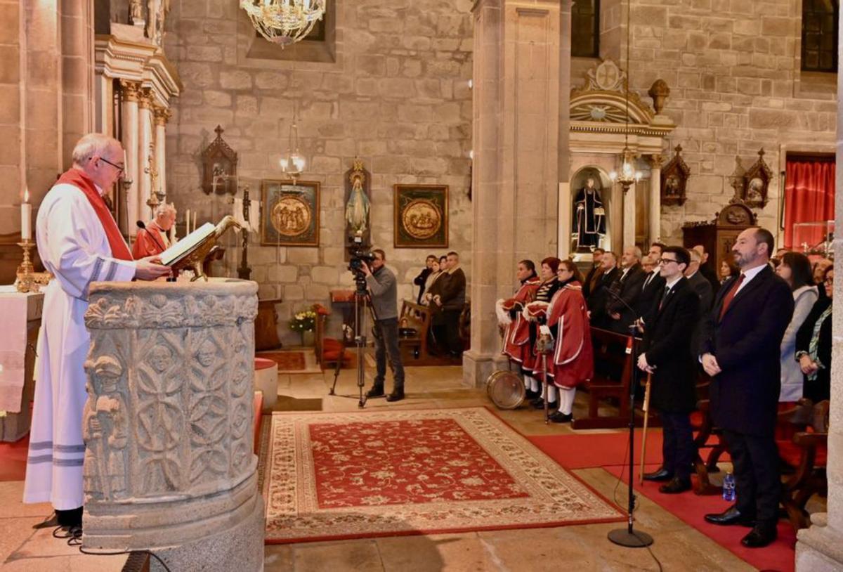 Un momento de la misa, con Arca y Merelles en primera fila